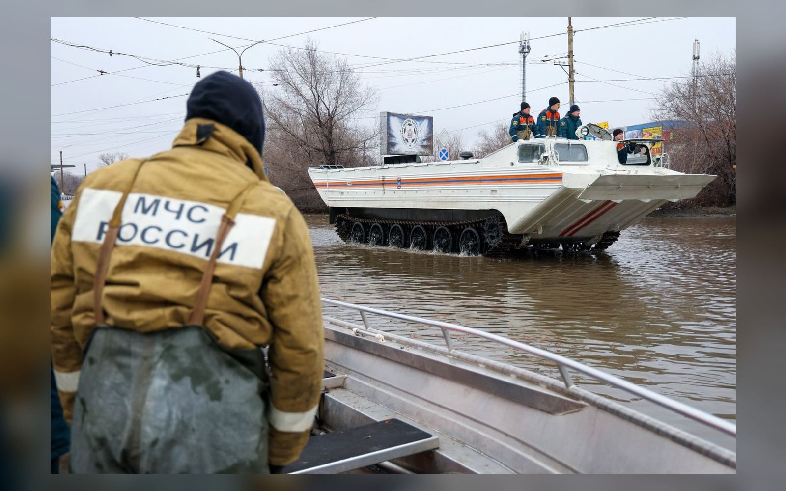 Спасатели МЧС на затопленной улице во время паводка на Урале, апрель 2024 года