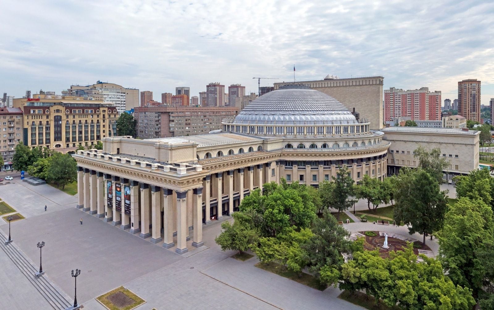 Новосибирский театр оперы и балета на площади Ленина